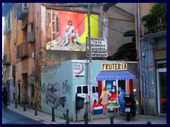 Barrio del Carmen 26 - graffiti of fake fruit store and Lancia car